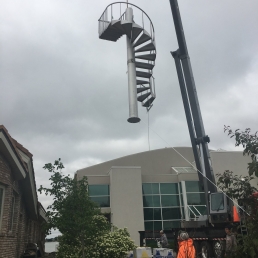 Crane unloading staircase